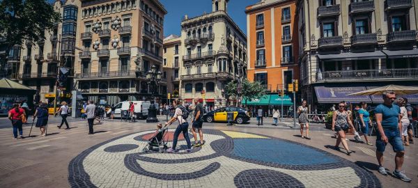 lp1-torre-nova-resort-barcelona-ramblas-busy-city__600x270.jpg