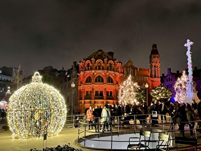 Between_lights_and_modernisme:_LLums_de:Sant_Pau